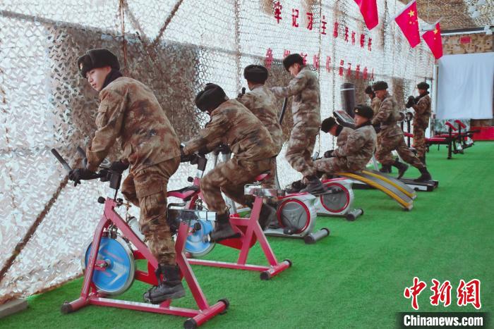 圖為阿里軍分區(qū)某邊防團官兵在陽光房里鍛煉?！詵| 攝