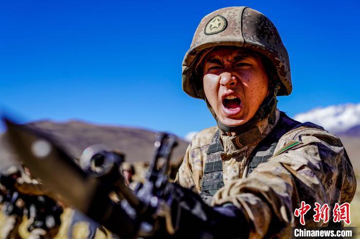 官兵正在進(jìn)行刺殺操訓(xùn)練。　西藏山南軍分區(qū)某團(tuán)供圖