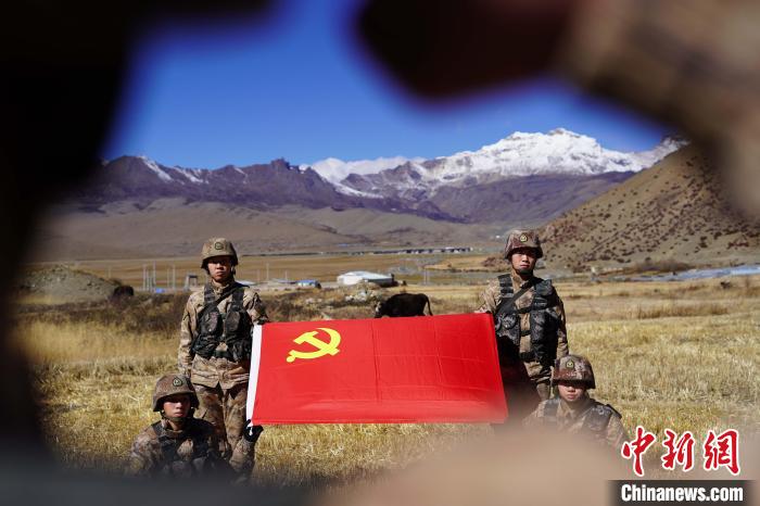指導(dǎo)員楊磊帶領(lǐng)官兵重溫入黨誓詞。　西藏山南軍分區(qū)某團(tuán)供圖