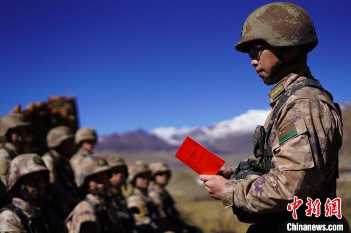 訓(xùn)練間隙，楊磊正在為官兵作宣講?！∥鞑厣侥宪姺謪^(qū)某團(tuán)供圖