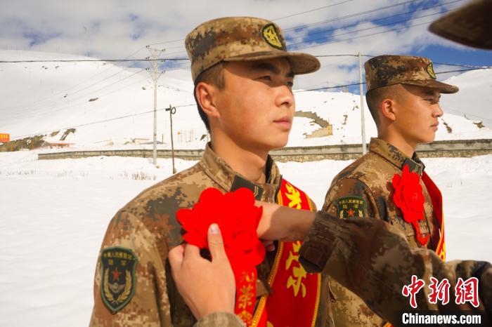 退伍老兵合照留念。　西藏山南軍分區(qū)某團(tuán)供圖