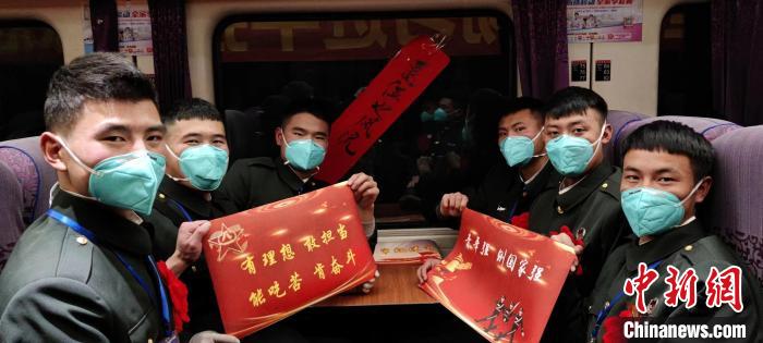退伍老兵在退伍專列上合影留念?！∥鞑厣侥宪姺謪^(qū)某團(tuán)供圖