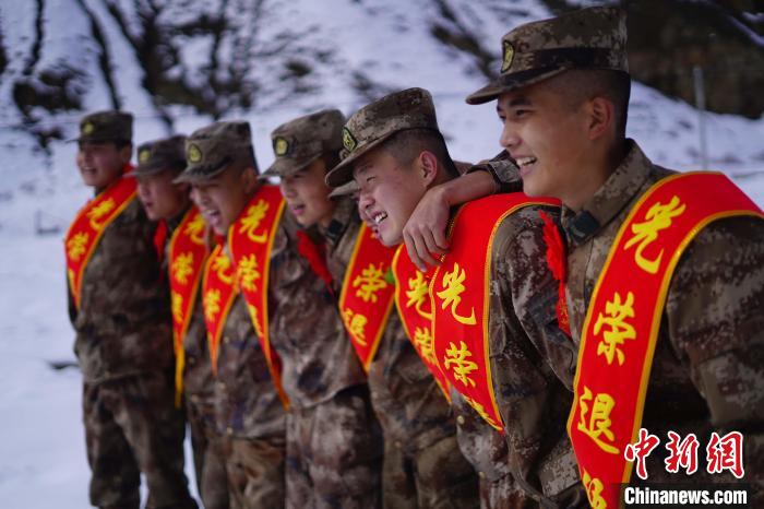 退伍老兵合照留念?！∥鞑厣侥宪姺謪^(qū)某團(tuán)供圖