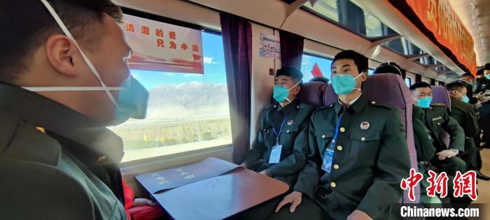退伍老兵乘坐在退伍專列。　西藏山南軍分區(qū)某團(tuán)供圖