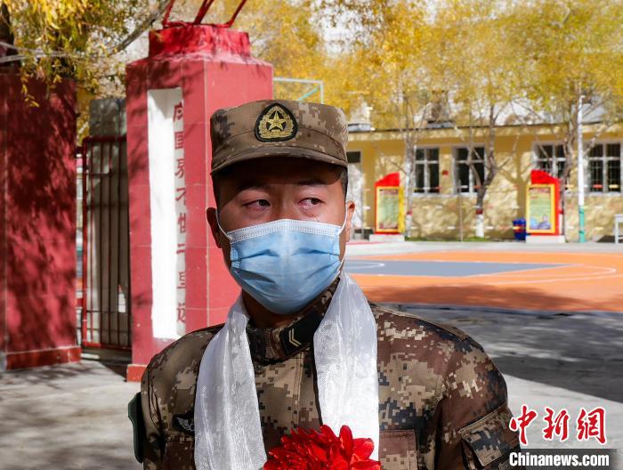 圖為什布奇邊防連退伍老兵臨別前再看一眼連隊(duì)。　劉曉東 攝