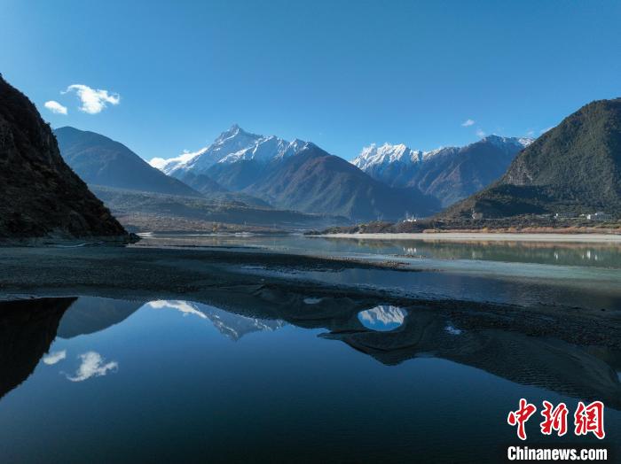 西藏林芝雅魯藏布江和遠(yuǎn)處的雪山。　董志雄 攝