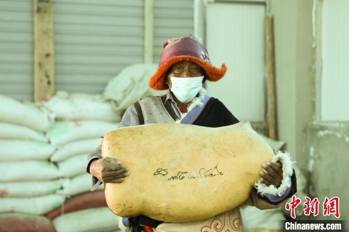 圖為茶措村牧區(qū)改革合作社酥油分紅現(xiàn)場?！∷骼嗜是?攝