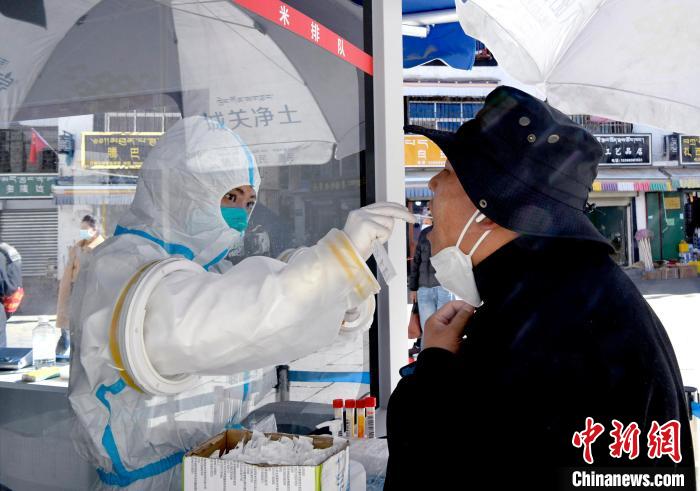 12月7日，拉薩市民正在進行核酸檢測?！±盍?攝
