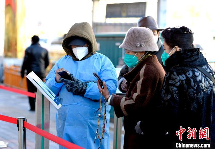 12月7日，拉薩市民掃碼進入銀行辦理業(yè)務(wù)?！±盍?攝