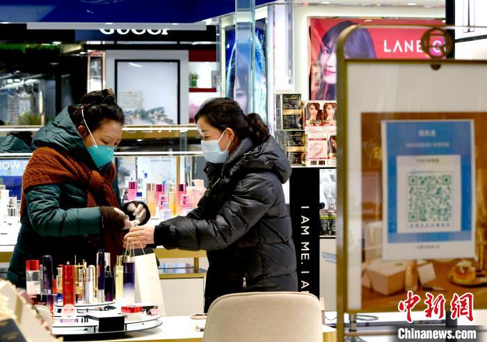 12月7日，拉薩，市民掃碼進入拉薩百貨大樓選購護膚品?！±盍?攝
