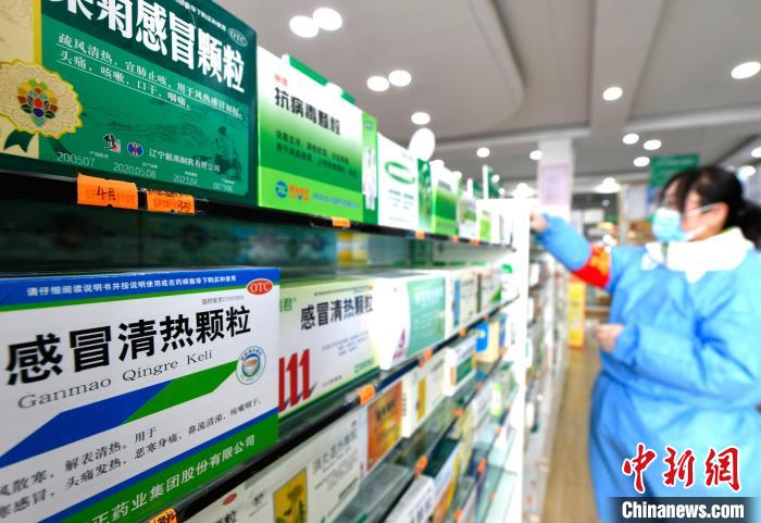 12月7日，拉薩宇拓路一藥店工作人員正在整理店內(nèi)的感冒類藥品?！±盍?攝