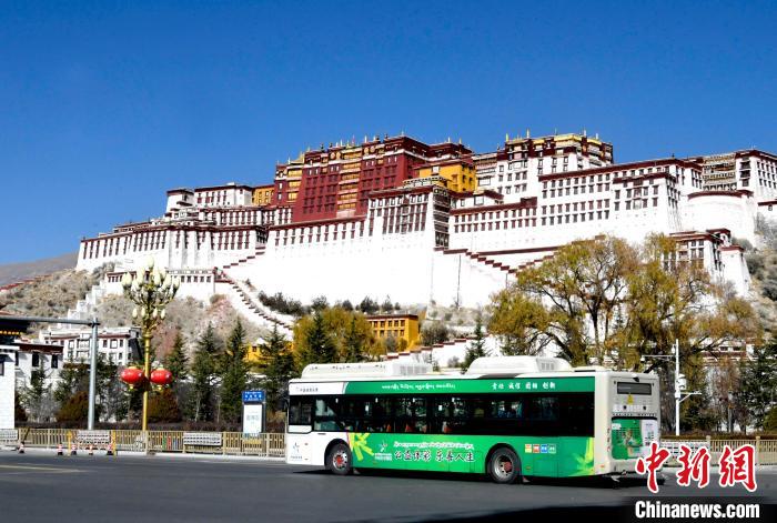 12月7日，一輛公交車從拉薩市城關(guān)區(qū)北京中路駛過?！±盍?攝