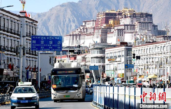 12月7日，一輛公交車從拉薩市城關(guān)區(qū)北京東路駛過。　李林 攝