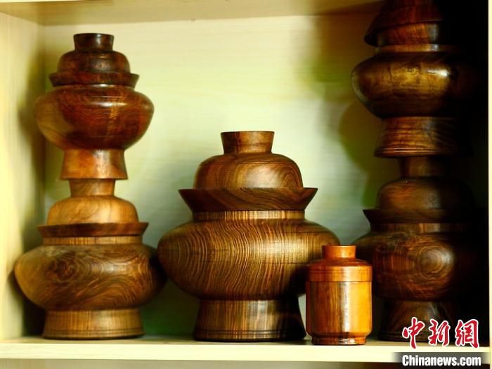 圖為各種木碗成品?！?鄧巴 　攝