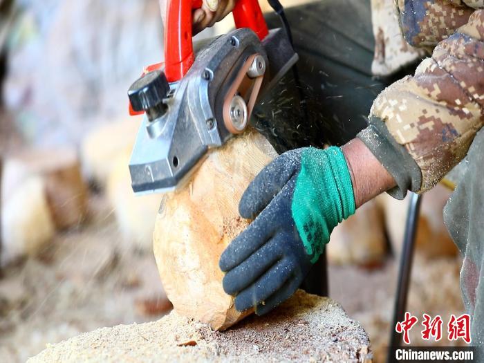 圖為手工藝人正在制作木碗?！〉录?　攝