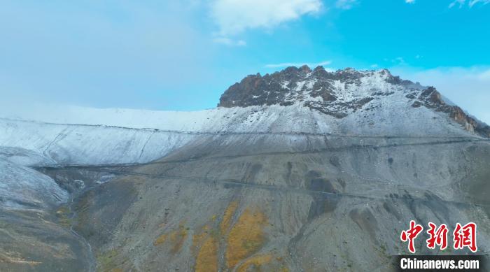 圖為邊壩縣降雪時(shí)夏貢拉山段路況?！∵厜慰h融媒體中心供圖