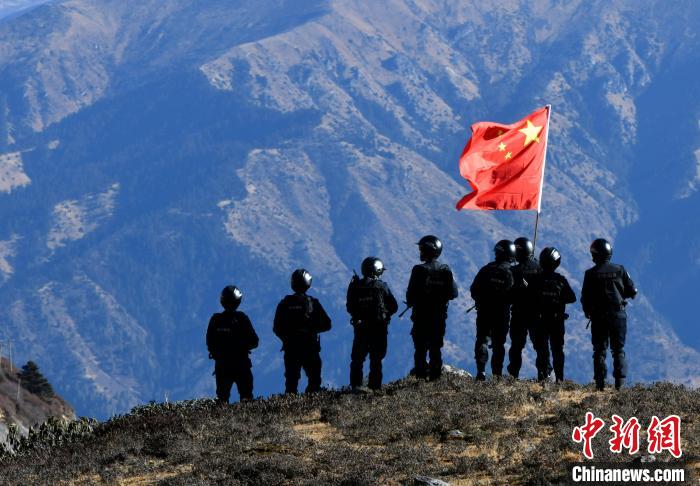 1月6日，移民警察在執(zhí)勤?！±盍?攝
