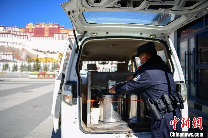 圖為1月23日，布達(dá)拉宮廣場(chǎng)派出所民警正在打午飯?！∝暩聛硭?攝