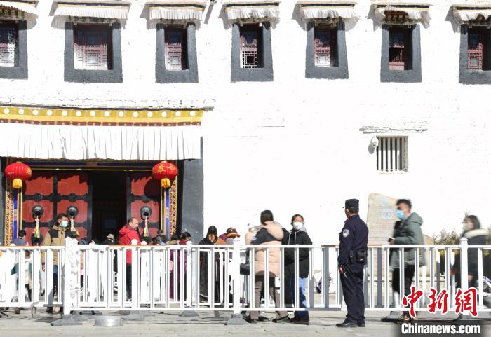 圖為1月23日，布達(dá)拉宮廣場(chǎng)派出所民警正在引導(dǎo)游客。　貢嘎來松 攝