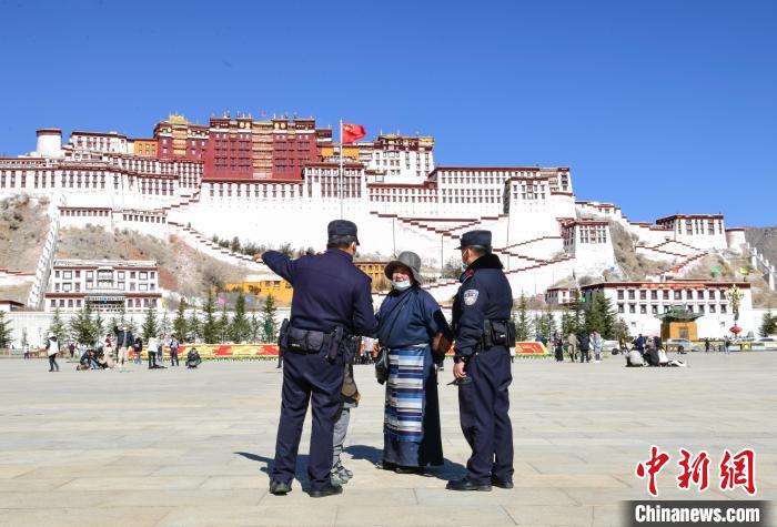 圖為1月23日，布達(dá)拉宮廣場(chǎng)派出所民警正在回答民眾咨詢?！∝暩聛硭?攝