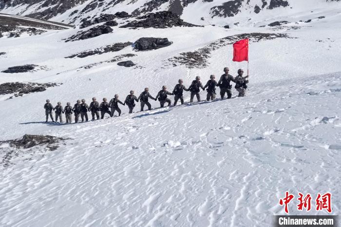 春節(jié)期間，西藏軍區(qū)山南軍分區(qū)某邊防團(tuán)官兵踏雪巡邊?！〉┰鰰x美 攝