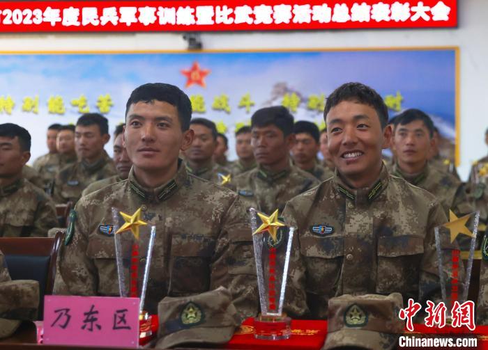 表彰大會上，獲獎選手開心瞬間?！敲衫?攝