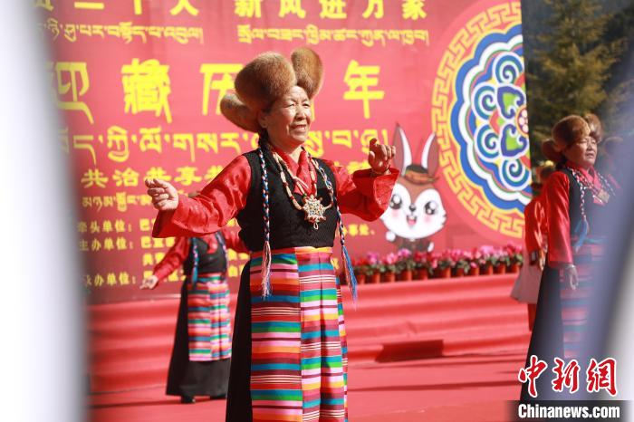 圖為藏歷新年活動(dòng)現(xiàn)場(chǎng)?！埩?攝