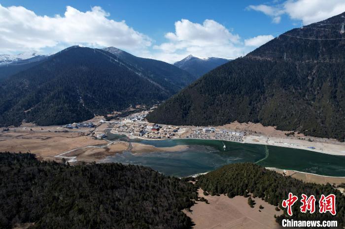 2月17日，西藏林芝魯朗小鎮(zhèn)。(無人機(jī)照片) 李林 攝