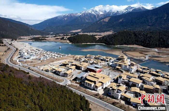 2月17日，西藏林芝魯朗小鎮(zhèn)。(無人機(jī)照片) 李林 攝