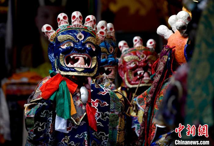 2月19日，楚布寺僧人們佩戴面具準備參加跳神活動?！±盍?攝