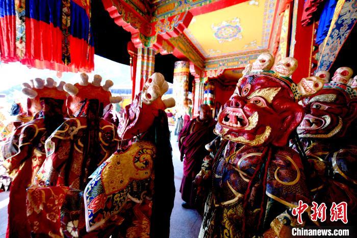 2月19日，楚布寺僧人們佩戴面具準備參加跳神活動。　李林 攝