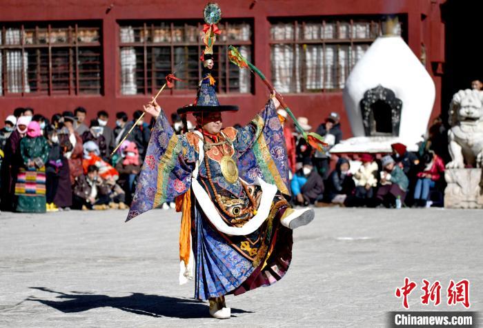 2月19日，楚布寺僧人參加跳神活動?！±盍?攝