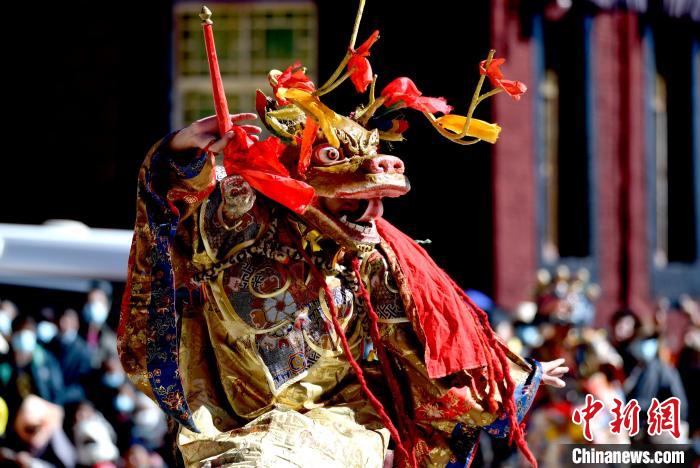 2月19日，楚布寺僧人佩戴面具參加跳神活動?！±盍?攝