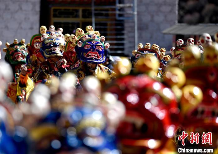 2月19日，楚布寺僧人們佩戴面具參加跳神活動?！±盍?攝