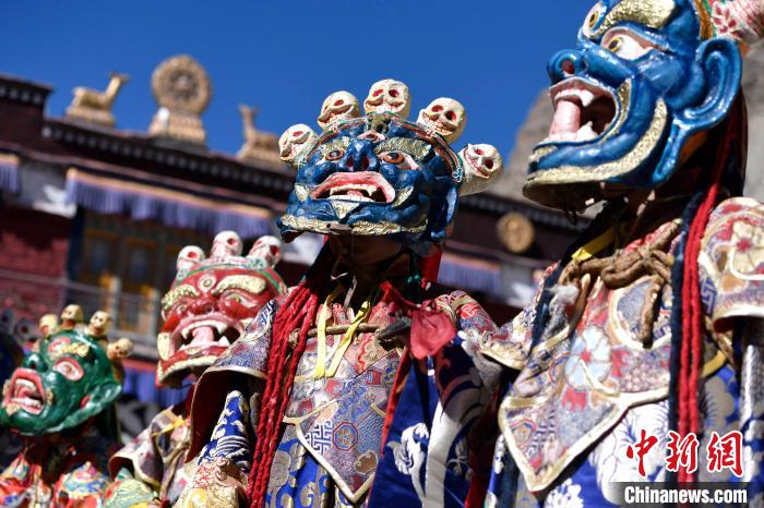 2月19日，楚布寺僧人們佩戴面具參加跳神活動?！±盍?攝