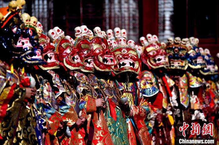 2月19日，楚布寺僧人們佩戴面具參加跳神活動。　李林 攝