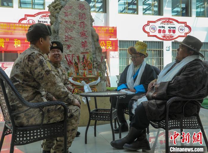 圖為阿里軍分區(qū)某邊防團官兵與駐地群眾拉家常。　劉曉東 攝