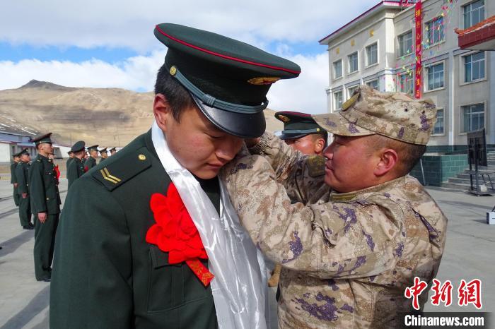 卸下軍銜等標(biāo)識(shí)?！⒖≥x 攝