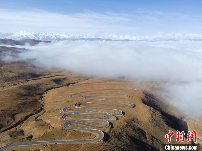 圖為西藏定日縣，前往珠穆朗瑪峰大本營(yíng)蜿蜒的公路與云海?！〗w波 攝