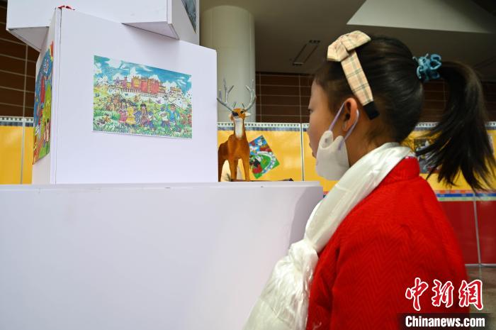 圖為學(xué)生參觀繪畫展。　趙朗 攝