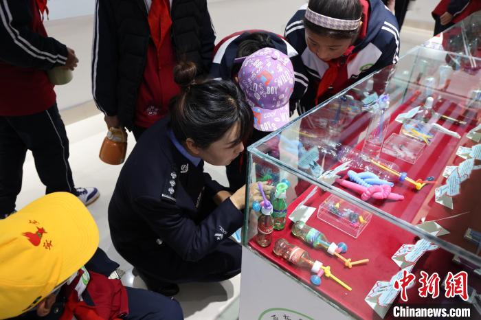 圖為亞東邊檢站民警為駐地小學(xué)生開展禁毒教育?！『?攝