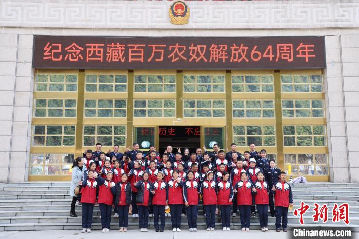 圖為亞東邊檢站民警代表與駐地小學(xué)師生代表合影留念?！『?攝