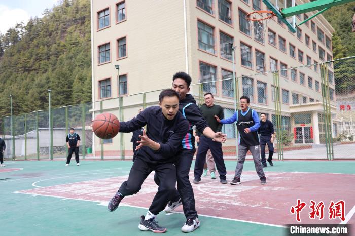圖為亞東邊檢站民警與駐地農(nóng)業(yè)銀行代表開展籃球友誼賽?！『?攝