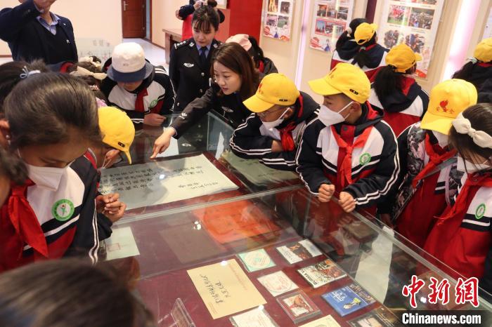 圖為亞東邊檢站民警為駐地小學(xué)生講解該站榮譽發(fā)展史?！『?攝