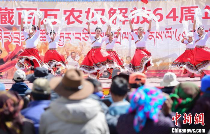圖為墨竹工卡縣龍珠崗村，文藝演出現(xiàn)場?！∝暩聛硭?攝