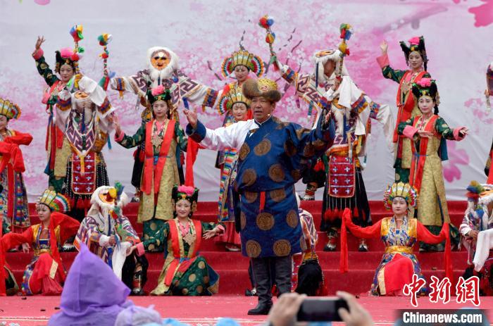 3月28日，西藏林芝第二十屆桃花旅游文化節(jié)開(kāi)幕式上的文藝表演?！±盍?攝