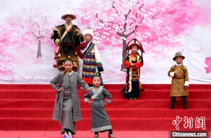 3月28日，西藏林芝第二十屆桃花旅游文化節(jié)開(kāi)幕式上的文藝表演?！±盍?攝