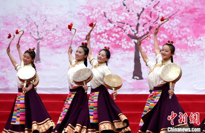 3月28日，西藏林芝第二十屆桃花旅游文化節(jié)開(kāi)幕式上的文藝表演?！±盍?攝