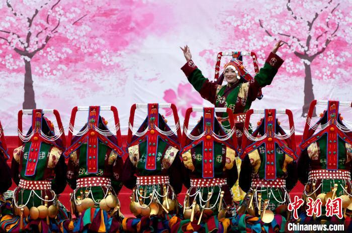 3月28日，西藏林芝第二十屆桃花旅游文化節(jié)開(kāi)幕式上的文藝表演?！±盍?攝