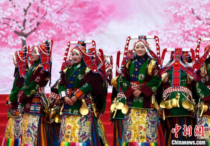 3月28日，西藏林芝第二十屆桃花旅游文化節(jié)開(kāi)幕式上的文藝表演?！±盍?攝
